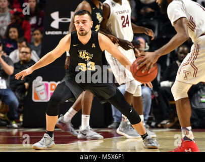 Philadelphia, Pennsylvania, USA. 25 Feb, 2018. UCF Ritter guard DJORDJIIJE MUMIN (33) auf dem Gebiet der Verteidigung während des Amerikanischen Athletic Conference Basketball Spiel am Liacouras Center in Philadelphia gespielt wird. Tempel beat UCF 75-56. Credit: Ken Inness/ZUMA Draht/Alamy leben Nachrichten Stockfoto