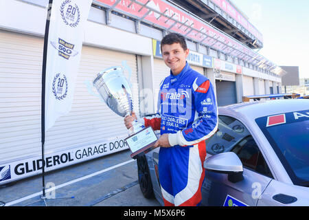 Adelaide, Australien. 27 Feb, 2018. 22 Jährige anfänger Supercar Rennfahrer Todd Hazelwood, die in der 2018 Jungfrau Australien Supercars Meisterschaft mit Matt Stone konkurrieren Racing in der Nr. 35 Ford FG X Falcon enthüllt die neuen Trophäe auf der Rennstrecke zum 20. Jahrestag der Adelaide 500, wird für die vier Tage motorsport Rennen ab 1. März zu zeichnen. Todd Hazlewood ist Gewinner des 2017 Dunlop Super 2 Serie Credit: Amer ghazzal/Alamy leben Nachrichten Stockfoto