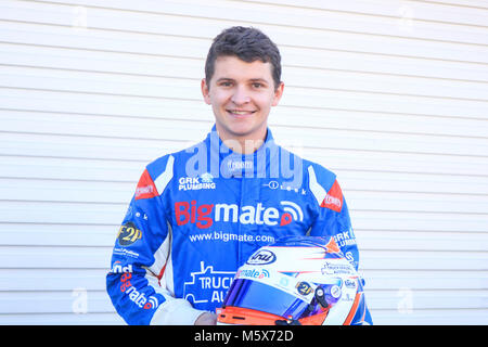 Adelaide, Australien. 27 Feb, 2018. 22 Jährige Anfänger Supercar Rennfahrer Todd Hazelwood, die in der 2018 Jungfrau Australien Supercars Meisterschaft mit Matt Stone konkurrieren Racing in der Nr. 35 Ford FG X Falcon enthüllt die neuen Trophäe auf der Rennstrecke zum 20. Jahrestag der Adelaide 500, wird für die vier Tage motorsport Rennen ab 1. März zu zeichnen. Todd Hazlewood ist Gewinner des 2017 Dunlop Super 2 Serie Credit: Amer ghazzal/Alamy leben Nachrichten Stockfoto