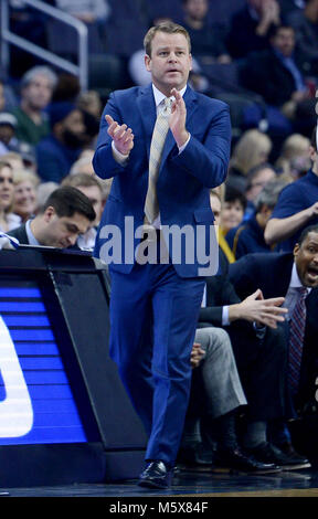 Washington, DC, USA. 26 Feb, 2018. 20180226 - Marquette Head Coach STEVE WOJCIECHOWSKI ermutigt seine Mannschaft gegen Georgetown in der zweiten Hälfte in der Hauptstadt zu einer Arena in Washington. Credit: Chuck Myers/ZUMA Draht/Alamy leben Nachrichten Stockfoto