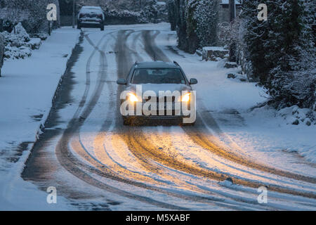 Flintshire, Wales, Großbritannien, 27. Februar 2018, UK Wetter: Das Tier aus dem Osten kommt mit einer Rache bei Temperaturen unter -3C und starke Schneefälle in Flintshire. Winter fahren in den ländlichen Dorf Lixwm, Flintshire als schweren Schnee aufgrund des Tieres aus dem Osten kommen in den nächsten Tagen fällt © DGDImages/Alamy leben Nachrichten Stockfoto