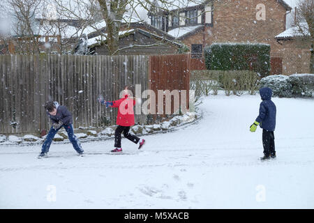 Ashford, Kent, Großbritannien. Februar 2018. Großbritannien Wetter: Kinder, die im Schnee Schneeballkämpfe spielen, im Dorf Hamstreet, während Biest aus dem Osten durch das ländliche Kent führt. Schneeballkampf. Fotowredit: Paul Lawrenson / Alamy Live News Stockfoto