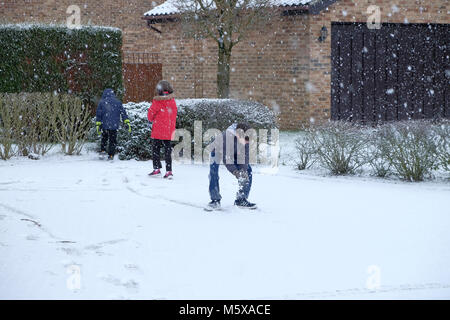 Ashford, Kent, Großbritannien. Februar 2018. Großbritannien Wetter: Kinder, die im Schnee Schneeballkämpfe spielen, im Dorf Hamstreet, während Biest aus dem Osten durch das ländliche Kent führt. Schneeballkampf. Fotowredit: Paul Lawrenson / Alamy Live News Stockfoto