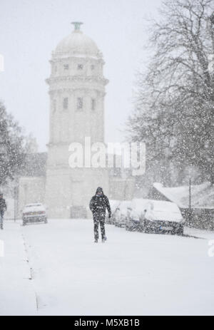 Brighton. 27 Feb, 2018. UK Wetter: Schnee fällt in den Bereich der Queens Park Brighton, die am frühen Morgen als "Tier des Ostens' Schneestürme über Großbritannien Verbreitung heute mehr Schnee und eisigen Wetter Prognose für den Rest der Woche: Simon Dack/Alamy leben Nachrichten Stockfoto