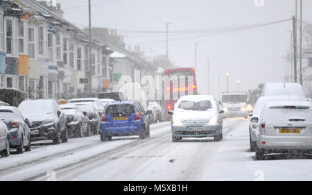 Brighton. 27 Feb, 2018. UK Wetter: Schnee fällt in den Bereich der Queens Park Brighton, die am frühen Morgen als "Tier des Ostens' Schneestürme über Großbritannien Verbreitung heute mehr Schnee und eisigen Wetter Prognose für den Rest der Woche: Simon Dack/Alamy leben Nachrichten Stockfoto