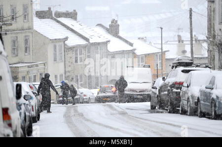 Brighton. 27 Feb, 2018. UK Wetter: Schnee fällt in den Bereich der Queens Park Brighton, die am frühen Morgen als "Tier des Ostens' Schneestürme über Großbritannien Verbreitung heute mehr Schnee und eisigen Wetter Prognose für den Rest der Woche: Simon Dack/Alamy leben Nachrichten Stockfoto