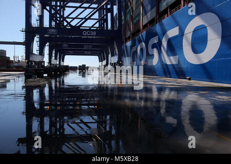 Der Hafen von Piräus, Griechenland. 26 Feb, 2018. China COSCO Versand Taurus Docks am Hafen von Piräus, Griechenland, Jan. 26, 2018. Der Hafen von Piräus, dem größten Hafen Griechenlands, in eine neue Ära der Behandlung 20.000 plus Twenty-foot Equivalent Unit (TEU) Schiffe, die auf Montag, wenn China COSCO Versand Taurus giga Containerschiff, einer der weltweit größten, hier angedockt. Die 400 m der Stier ist das größte Schiff zu Liegeplatz am Hafen Piräus Container Terminal (PCT), ein neues Kapitel in der Geschichte des Hafens. Credit: Marios Lolos/Xinhua/Alamy leben Nachrichten Stockfoto