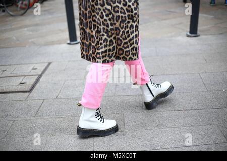 Mailand, Italien. 25 Feb, 2018. Blogger Marta Pozzan MSGM posiert die Show in Mailand auf der Modewoche - Mar 25, 2018 - Credit: Runway Manhattan/Valentina Ranieri *** Für die redaktionelle Nutzung nur*** | Verwendung weltweit/dpa/Alamy leben Nachrichten Stockfoto