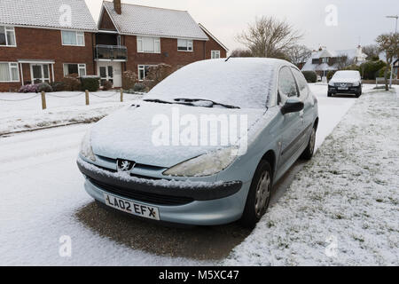 Geparkten Auto im Schnee nach Schneefall im Winter in England, Großbritannien. Stockfoto