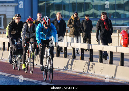 Büroangestellte Radfahren und Wandern auf die London Bridge, London, England, Vereinigtes Königreich, Großbritannien Stockfoto