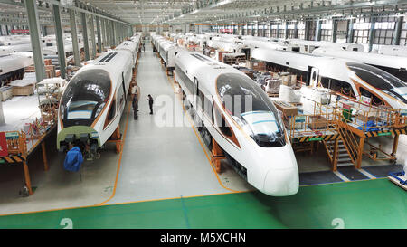 (180227) - Peking, Februar 27, 2018 (Xinhua) - die Fuxing Hochgeschwindigkeitszüge werden in der Werkstatt an crrc Changchun Railway Fahrzeugen Co. Ltd. mit Sitz in Changchun, Hauptstadt der Provinz Jilin im Nordosten Chinas, Sept. 14, 2017 gesehen. China jedes Jahr politische Sitzungen des Nationalen Volkskongresses (NVK) und das Nationale Komitee der Chinese People's Political Consultative Conference (Cppcc) sind im März, 2018 einzuberufen. Während der beiden Sessions, Entwicklungspläne werden überprüft und diskutiert werden und wichtige Richtlinien verabschiedet werden. Laut dem 13. Fünfjahresplan für Wirtschaftliche und Soziale Stockfoto