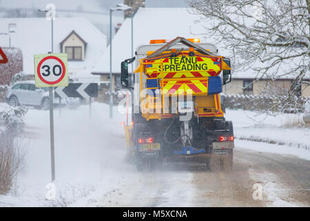 Flintshire, Wales, Großbritannien, 27. Februar 2018, UK Wetter: Das Tier aus dem Osten kommt mit einer Rache bei Temperaturen unter -3C und starke Schneefälle in Flintshire. Ein Flintshire Rat Schneepflug und Streuer Bewältigung der Straßen in den ländlichen Dorf Lixwm als das Tier aus dem Osten, Flintshire. Bereits Schulen im Bereich © DGDImages/Alamy Leben Nachrichten geschlossen Stockfoto