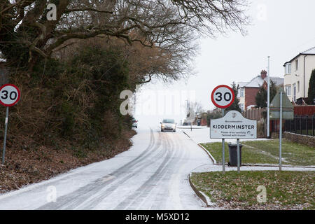 Kidderminster, Großbritannien. 27. Februar, 2018. UK Wetter: Da wir an einer frischen Schnee, Menschen und Tiere auf ihren täglichen Routinen als Arctic blast Wake wird schnell nähert. Quelle: Lee Hudson/Alamy leben Nachrichten Stockfoto