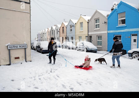 Hastings, Winter, East Sussex, Großbritannien. Februar 2018, 28. Genießen Sie die verschneiten Wetterbedingungen auf der treffend benannten Alpine Road, auf West Hill, in Hastings, East Sussex, Großbritannien. Stockfoto