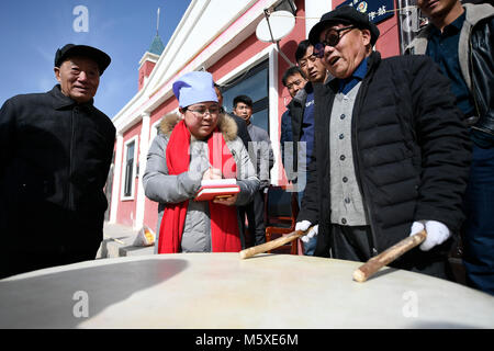 (180227) - Peking, Februar 27, 2018 (Xinhua) - Ma Huijuan (2 l), einem neu gewählten Stellvertreter des 13. Nationalen Volkskongresses und auch Direktor des Kulturzentrums von Hongsibao Township, Umfragen bei Honghai Dorf Hongsibao Township in Wuzhong, Nordwesten Chinas autonomen Region Ningxia Hui, Feb 23, 2018. Ma sagte, dass wir brauchen, um die koordinierte Entwicklung der Sozialistischen materiellen und spirituellen Kulturen zu fördern. China jedes Jahr politische Sitzungen des Nationalen Volkskongresses (NVK) und das Nationale Komitee der Chinese People's Political Consultative Conference (Cppcc) Stockfoto