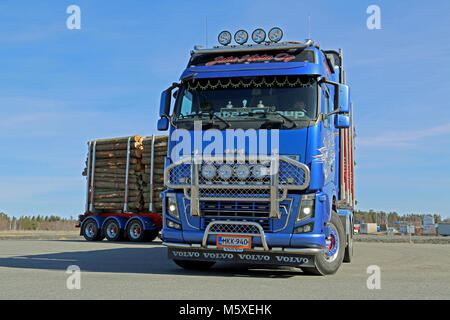 Mariehamn, Finnland - 11 April 2015: Volvo FH 16 700 Protokollierung Kombination Fahrzeug dreht sich in einem kleinen Raum im Vergleich zu ihrer Länge. Stockfoto