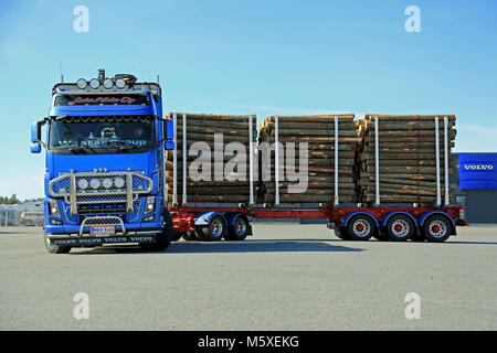 Mariehamn, Finnland - 11 April 2015: Volvo FH 16 700 Protokollierung Kombination Fahrzeug dreht sich in einem kleinen Raum im Vergleich zu ihrer Länge. Stockfoto