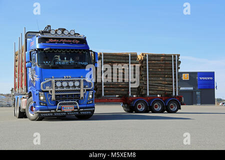 Mariehamn, Finnland - 11 April 2015: Volvo FH 16 700 Protokollierung Kombination Fahrzeug dreht sich in einem kleinen Raum im Vergleich zu ihrer Länge. Stockfoto