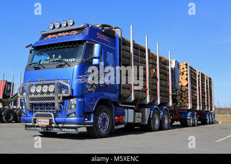 Mariehamn, Finnland - 11 April 2015: Volvo FH 16 700 logging Truck auf einem Hof. Der Volvo FH16 ist für die schwersten und anspruchsvollsten Trans bestimmt Stockfoto