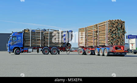 Mariehamn, Finnland - 11 April 2015: Volvo FH 16 700 Protokollierung Kombination Fahrzeug. Der Volvo FH16 ist für die schwersten und anspruchsvollsten t bestimmt Stockfoto