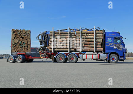 Mariehamn, Finnland - 11 April 2015: Volvo FH 16 700 Protokollierung Kombination Fahrzeug dreht sich in einem kleinen Raum im Vergleich zu ihrer Länge. Stockfoto