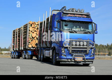 Mariehamn, Finnland - 11 April 2015: Volvo FH 16 700 Protokollierung Kombination Fahrzeug. Der Volvo FH16 ist für die schwersten und anspruchsvollsten t bestimmt Stockfoto