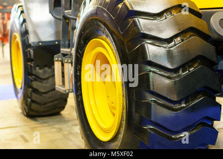 In der Nähe von Traktor Reifen, selektiver Fokus Stockfoto