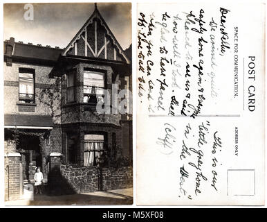 Alte Foto von einem Mitte der Terrasse Haus, 130 Ramuz, Westcliff-on-Sea, Essex, England. Foto, datiert 1915, in eine Postkarte, die beide Seiten gesehen, den Kommentar auf der Rückseite. Stockfoto