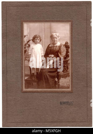 Elizabeth Perrett, geb. Jupp, geboren am 5. September 1834, gestorben 2 Feb 1927, und ihre Enkelin Margaret Perrett, 1. Juni 1912 geboren, starb 14 Jan 1990. Formale studio Portrait, ca. 1916 Stockfoto