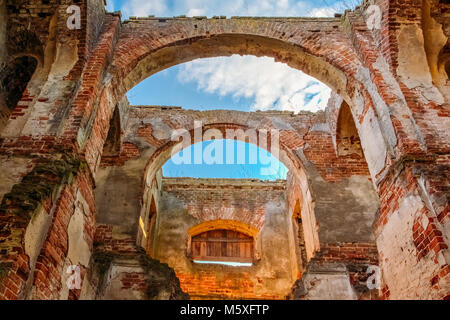 Zerstört arch Orthodoxe Kirche St. Nikolaus in das Dorf Lenino, Region, Bezirk Dobrush Gomel, Weißrussland Stockfoto