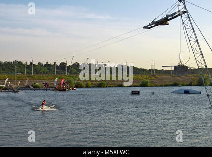 Kaluga, Russland - Juli 12, 2014: Fragment des Flusses Oka in Kaluga, mit Geräten zum Wakeboarden ausgestattet Stockfoto