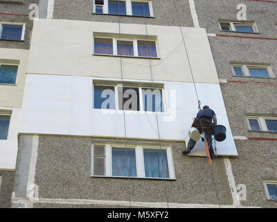 Wärmedämmung der Außenwand panel Haus mit Seil Stockfoto