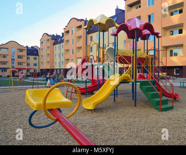 Yartsevo, Russland - Juli 27, 2014: Kinderspielplatz im Hof des neuen Hauses Stockfoto