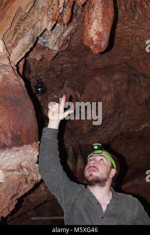 Brixham Cavern, Windmill Hill Knochen Höhle. Ein altes Denkmal, Entdeckt im Jahr 1858. Die wichtigsten Knochen Beweis für das Alter des Menschen. South Devon, Großbritannien. 2017 Stockfoto