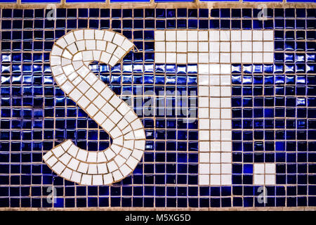 Nahaufnahme des abgekürzten Street st unterzeichnen, in Violett Blau bunte Fliese Muster Hintergrund in New York City NYC U-Bahn Station Stockfoto