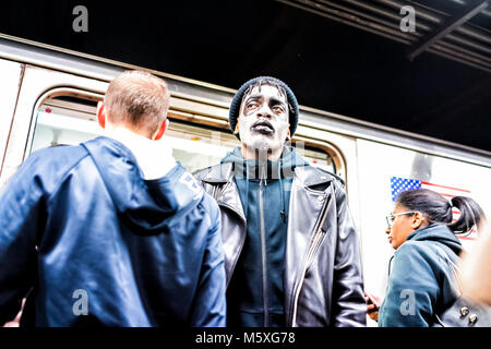 New York City, USA - Oktober 28, 2017: Die Menschen in der U-Plattform Transit in NYC U-Bahn Station mit dem Zug, die Menschen zusammengepfercht Masse mit offenen Türen m Stockfoto