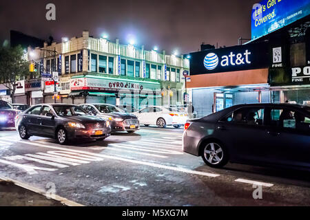 Bronx, USA - Oktober 28, 2017: Straße Straße in Fordham Höhen center mit Autos, Verkehr, New York City, NEW YORK CITY in Abend Nacht, gyro König essen, att Zeichen Stockfoto