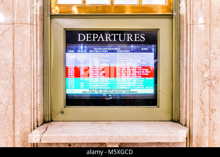 New York, USA - 29. Oktober 2017: Grand Central Terminal Zugfahrplan Abflüge Ankünfte in New York City closeup, niemand mta Eisenbahn Stockfoto