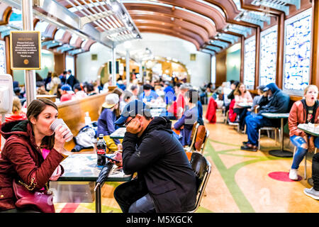 New York, USA - 29. Oktober 2017: Grand Central Terminal Food Court Restaurant in New York City mit Menschen sitzen an Tischen, die in der Store Shop Essen, di Stockfoto