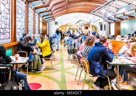 New York, USA - 29. Oktober 2017: Grand Central Terminal Food Court Restaurant in New York City mit Menschen sitzen an Tischen, die in der Store Shop Essen, di Stockfoto