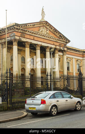 Die Ruinen der historischen Crumlin Road courthouse in Belfast, Nordirland, die durch einen Brand beschädigt war und wartet darauf, Sanierung. Stockfoto