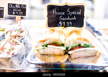 Haus spezielle Sandwich mit Preisen auf Display mit Brot, Käse, Fleisch in Store, Shop, Fast food in Kunststoff verpackt, chicken Club wrap Stockfoto