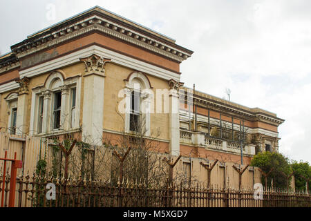 Die Ruinen der historischen Crumlin Road courthouse in Belfast, Nordirland, die durch einen Brand beschädigt war und wartet darauf, Sanierung. Stockfoto