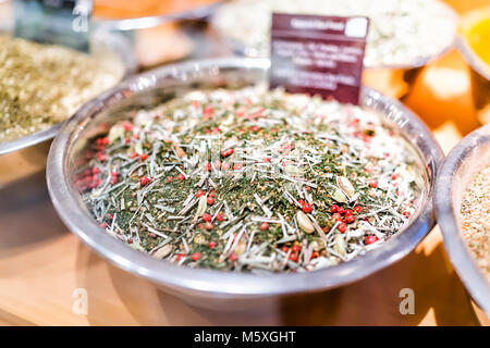 Nahaufnahme von Gewürzen auf der Anzeige in der Schüssel Fach gefüllt mit Grün, Lemongras, Dill, rot Pfeffer, Kardamom, Estragon, Minze Stockfoto