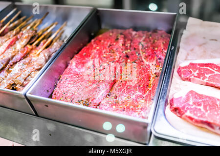 Marinierte Rosa Rot rohes Rindfleisch Fleisch Steaks, streifen Kebabs im Store Display, Metall Fächer für Verkauf Stockfoto