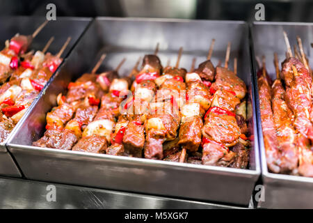 Marinierte Rosa Rot rohes Rindfleisch Fleischspieße auf Holzstäbchen, Gemüse, Zwiebeln, Paprika in Store Display, Metall Fächer für Verkauf Stockfoto