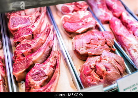 Rosa Rot rohes Rindfleisch Fleisch Lamm auf Schusters, mit Knochen Knochen in Store Display, Fächer für Verkauf, ohne Knochen zeichen Fettsäuren Stockfoto