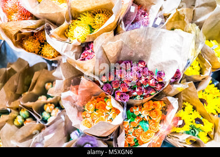 Viele verschiedene Arten von Blumen Blumensträuße in Florist Shop Lebensmittelmarkt in braunen Papiertüten, Rosen, Sonnenblumen gewickelt, orange Stockfoto