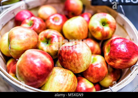 Nahaufnahme von vielen Cortland pink lady honeycrisp rot gelb Äpfel in Holz- korb auf Farmer's Market shop shop Übersicht detail und Textur Stockfoto