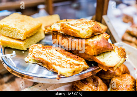 Closeup Stapel Stapel vieler französischer Toast herzhafte Süße ei Brotscheiben gebraten auf serviertablett in home Bäckerei, Store, Cafe Stockfoto